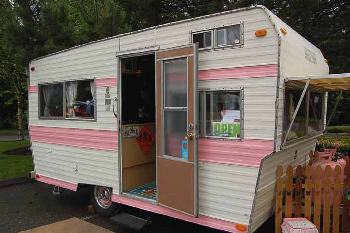 vintage Aladdin Trailer painted pink and white